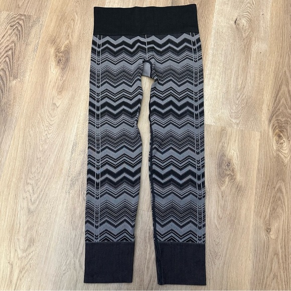 Lululemon Athletica Dynamic Black and Gray Leggings - Picture 2 of 8